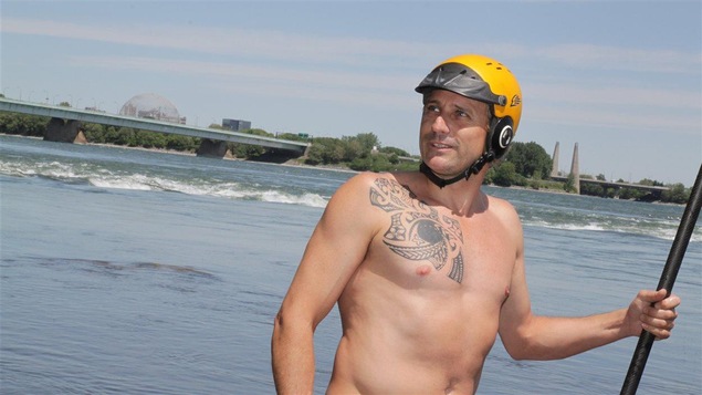 Corran Adisson fait du surf sur le fleuve Saint-Laurent