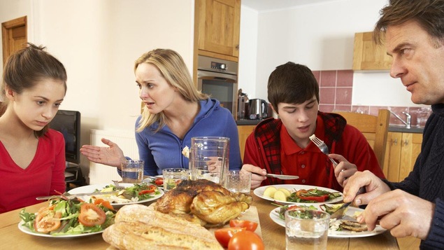 Repas en famille avec des adolescents
