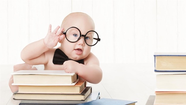 Un bébé à l'air très intelligent