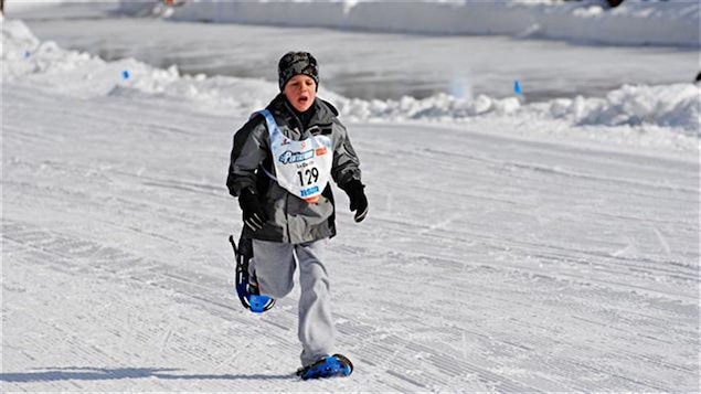 Un enfant participe au pentathlon des neiges.