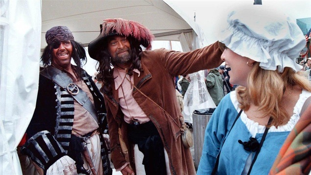 Des comédiens incarnent des pirates lors d'une fête.
