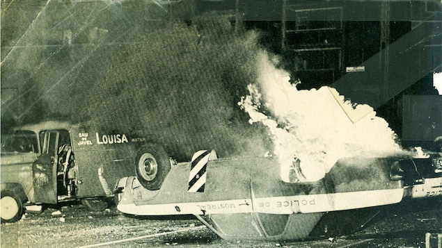 Une voiture de police en feu lors de la crise d'octobre