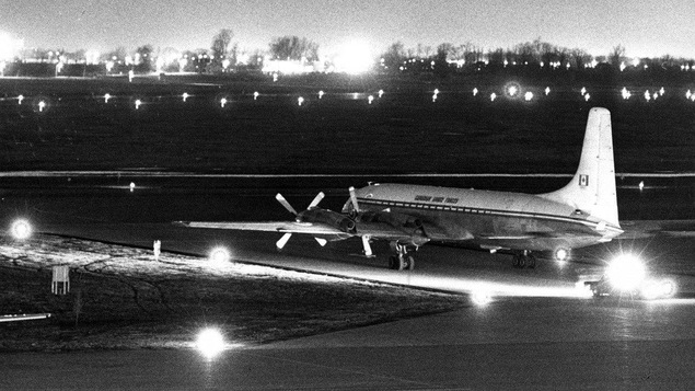 L'avion nolisé pour exiler les felquistes vers Cuba, quelques minutes avant son décollage