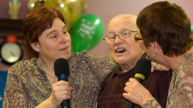 Louise Dumontier et sa comparse font chanter un homme âgé.