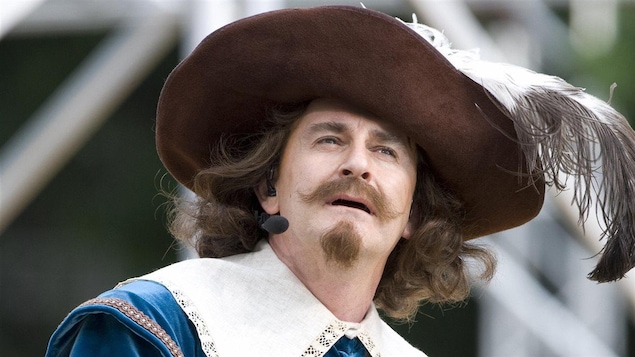 Un acteur personnifie Samuel de Champlain.