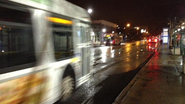 Un autobus la nuit