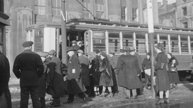 Des voyageurs montent dans le tramway Amherst en 1943.