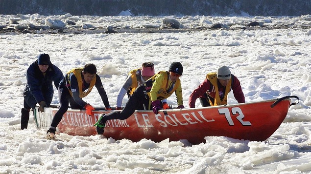 Une équipe en canot à glace