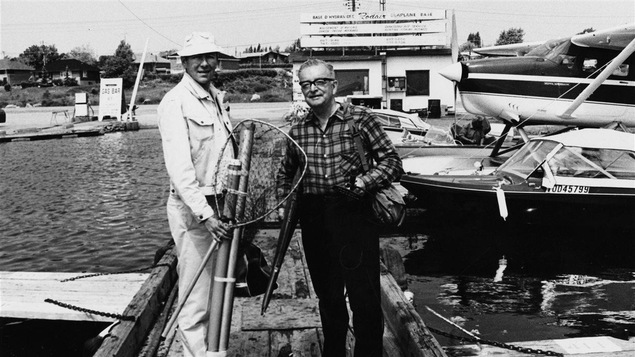 Deux hommes partent à la pêche.