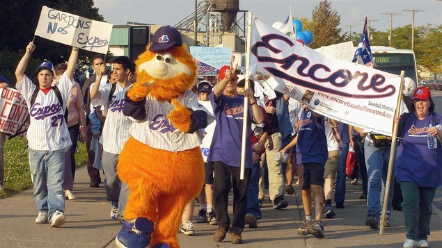 Des partisans des Expos manifestent pour la survie de l'équipe.