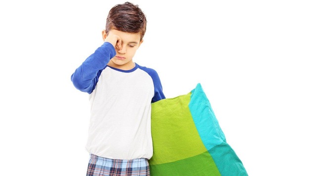 Un garçon a du mal à trouver le sommeil.