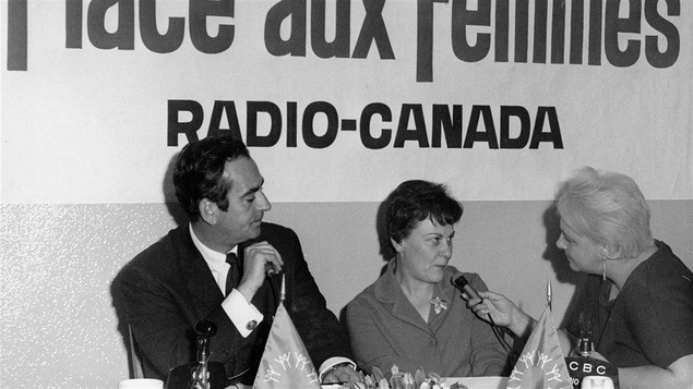 Guy Provost et Lise Payette questionnent une invitée en 1966.
