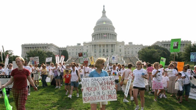 Des manifestants réclament que le mercure ne soit plus utilisé dans les vaccins.
