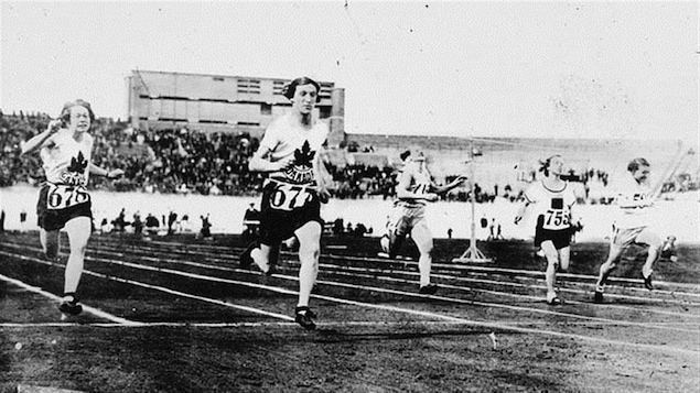 Bobbie Rosenfeld, à l'avant-plan, aux Jeux d'Amsterdam en 1928
