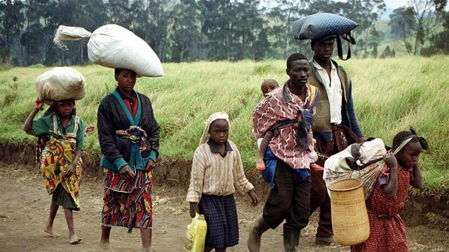Une famille congolaise fuit après une attaque.