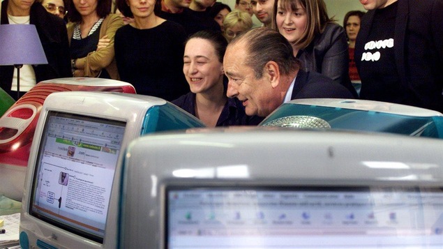 Jacques Chirac visite une entreprise oeuvrant dans les nouvelles technologies.