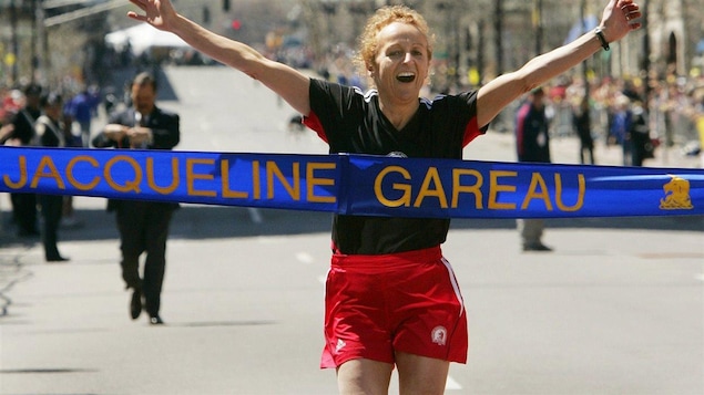 En 2005 à Boston, Jacqueline Gareau participe à une course symbolique pour rappeler sa victoire « volée » en 1980.