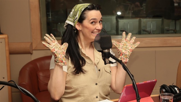 Véronick Raymond montre ses gants de jardinière.