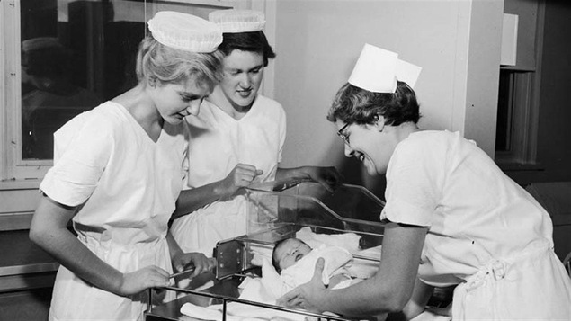 Trois sages-femmes dans les années 60