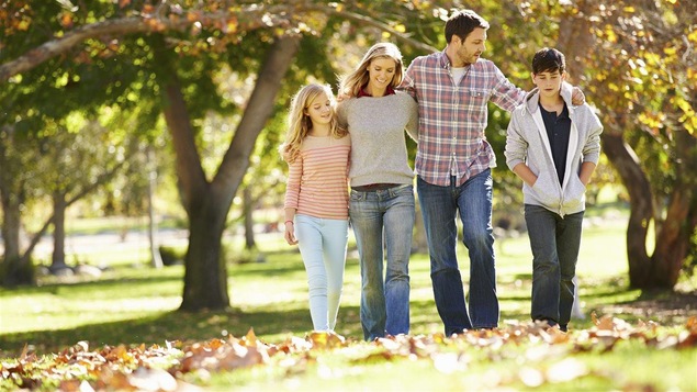 Une famille lors d'une belle journée d'automne