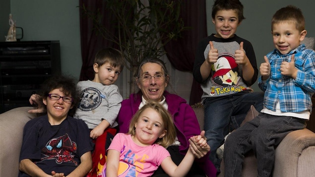 Nicole O'Bomsawin, une Abénaquie d'Odanak, et ses cinq petits-enfants