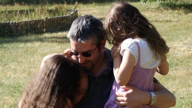 Benjamin Buhot, père au foyer, et ses deux filles