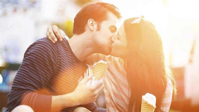 Un couple amoureux au printemps