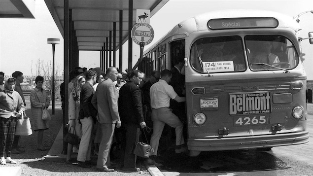 Des passagers prenant l'autobus en 1967.