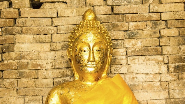 Une statue d'un bouddha