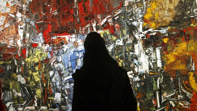 Une femme devant une oeuvre de Riopelle