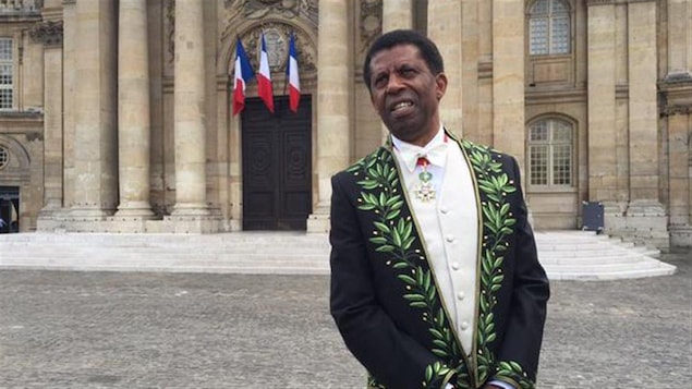 Dany Laferrière pose devant l'Académie française à Paris.