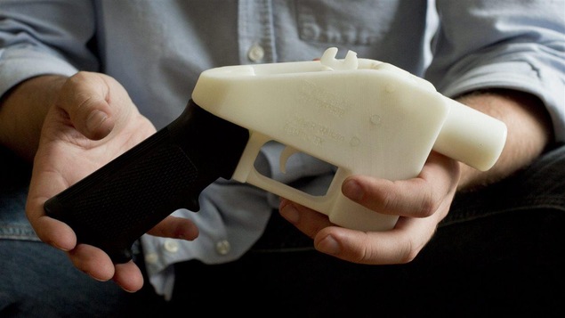 L'inventeur du « Liberator », Cody Wilson, tient son pistolet créé par une imprimante 3D.