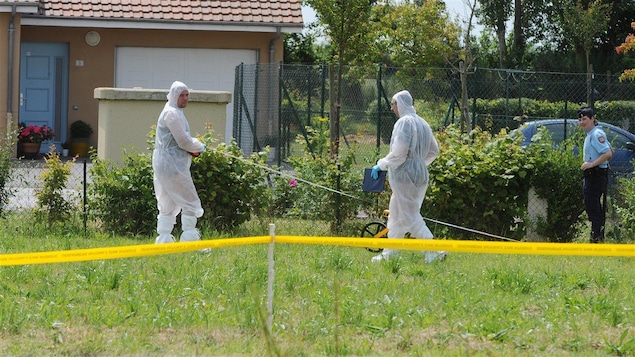 Des experts analysent une scène de crime.