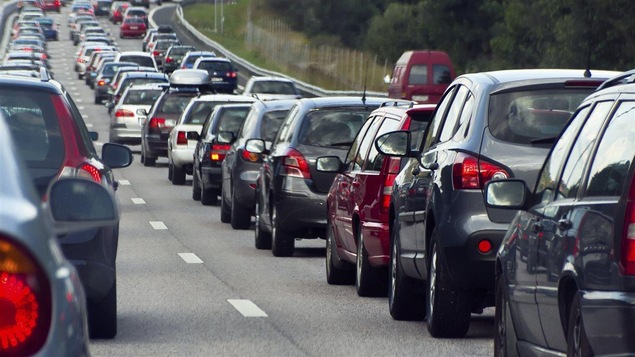 Des voitures avancent à pas de tortue sur une autoroute.