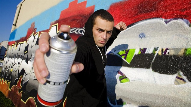 Un jeune graffiteur