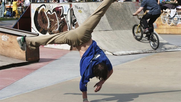 Le breakdance nécessite des qualités acrobatiques.