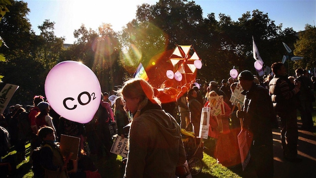 Des manifestants urgent les élus mondiaux à agir pour lutter contre les changements climatiques.