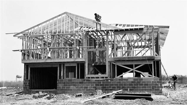 Construction d'une maison en plein champs en 1970