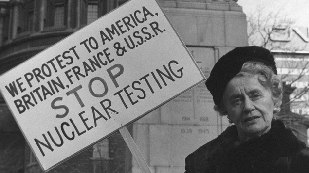 Thérèse Casgrain milite contre les essais nucléaires.