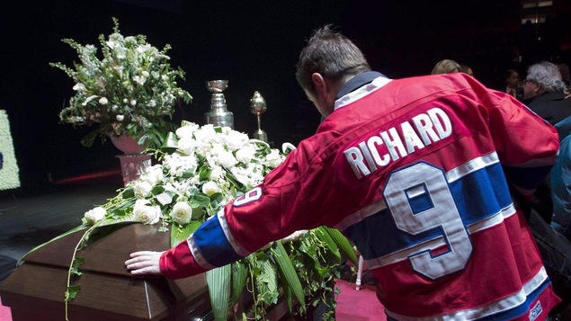 Un admirateur de Maurice Richard lors de ses funérailles