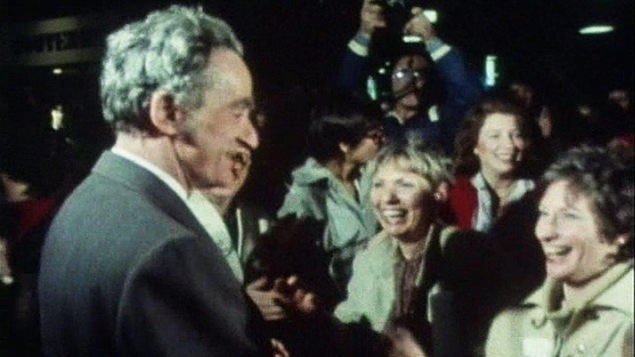 Claude Ryan entouré d'Yvettes, le 7 avril 1980