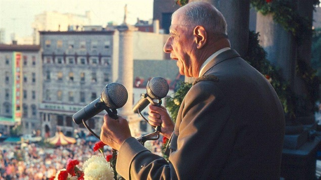 Le général de Gaulle au balcon de l’hôtel de ville de Montréal, le 24 juillet 1967