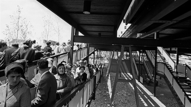 Des visiteurs font la file dans un pavillon d'Expo 67.