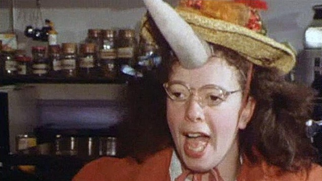 Sonia Côté, alias la clown Chatouille, lors de la campagne électorale de 1980
