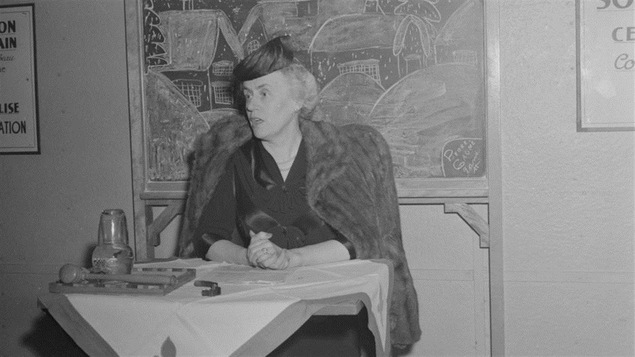 Thérèse Casgrain donne une conférence en janvier 1945.