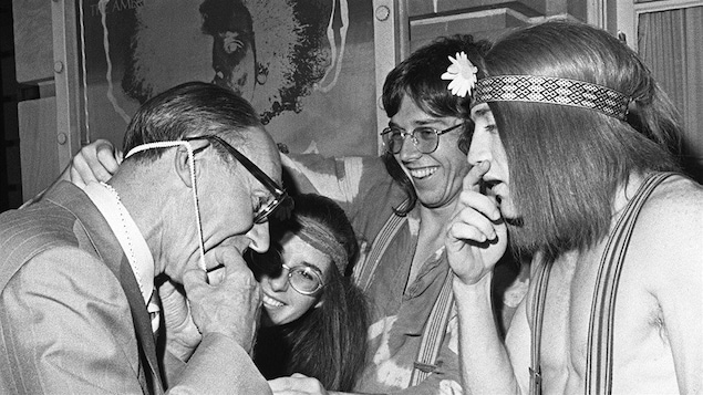 Des jeunes hippies rencontrent un politicien torontois en août 1970.