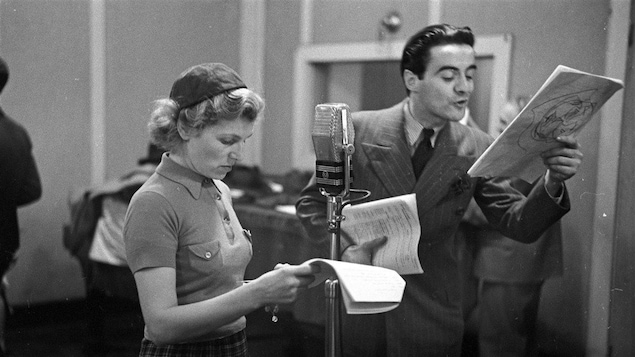 Les comédiens Lucie Poitras et Guy Mauffette interprètent un sketch en 1941.