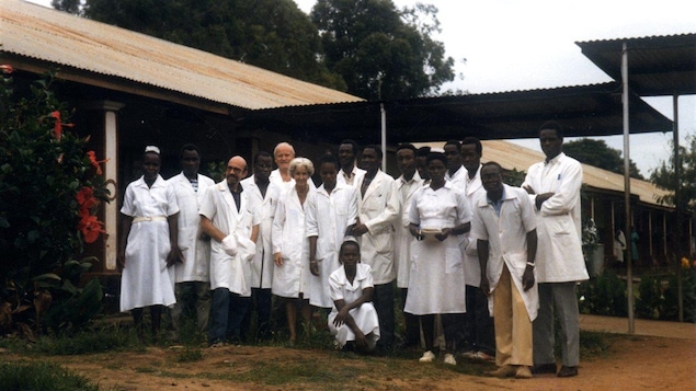 Lucille Teasdale et Pierre Corti avec le personnel de l'Hôpital St. Mary, en Ouganda