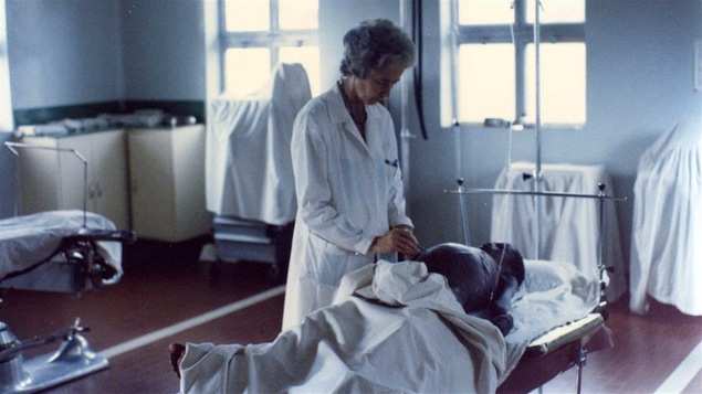 Lucille Teasdale se prépare à opérer un patient.