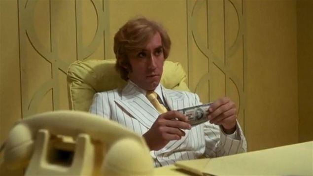 André Dubois dans le rôle de l'espion IXE-13